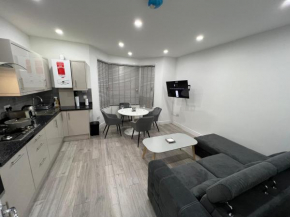 F4 Luxury Stays One bed apartment with Parking, Ilford